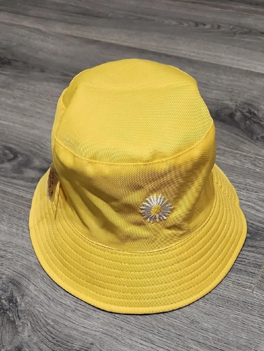 NWOT Daisy Reversible Blk & Yellow Nylon Bucket Hat